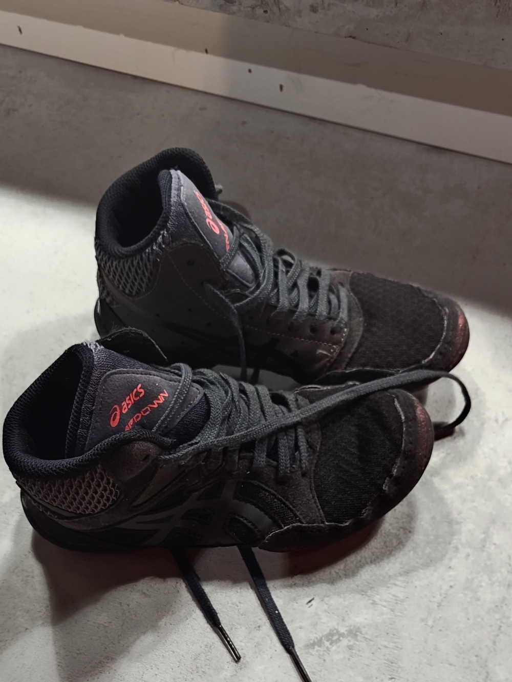 Asics Black Boys Wrestling Performance Sneakers with Subtle Red Accents